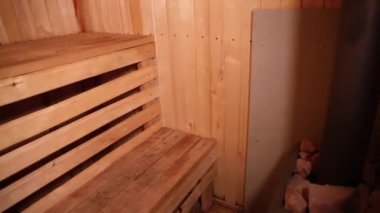 Geleneksel eski Rus hamamı SPA konsepti. İçişleri, geleneksel sauna aksesuarları ve huş ağacı süpürgesi kepçesiyle Finlandiya sauna saunası saunasının ayrıntılarını veriyor. Rahatlayın köy banyosu konsepti