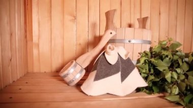 Geleneksel eski Rus hamamı SPA konsepti. İçişleri, geleneksel sauna aksesuarları ve huş ağacı süpürgesi kepçesiyle Finlandiya sauna saunası saunasının ayrıntılarını veriyor. Rahatlayın köy banyosu konsepti