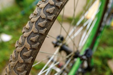 Bisiklet tamircisi dışarıdaki bisiklet tamirhanesinde tamirci bekliyor. Bisiklet tekerleği incelemeye hazır, modern bisiklet şanzıman sistemini tamir ediyor. Bisiklet bakımı, spor mağazası konsepti