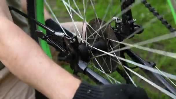 Mecánico Bicicletas Reparaciones Hombre Bicicleta Taller Reparación Bicicletas Aire Libre — Vídeo de stock