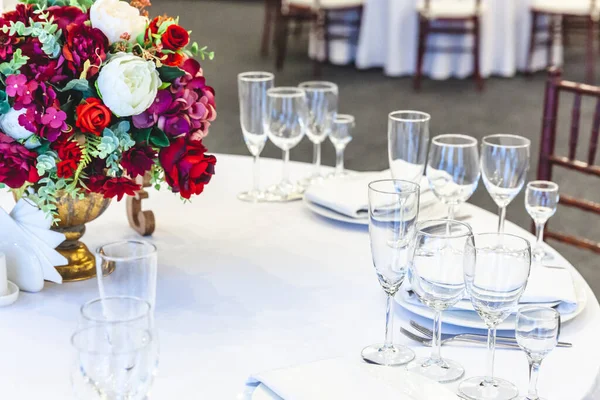 Luxe Tafelset Voor Diner Met Bloemcompositie Restaurant Luxe Interieur Achtergrond — Stockfoto