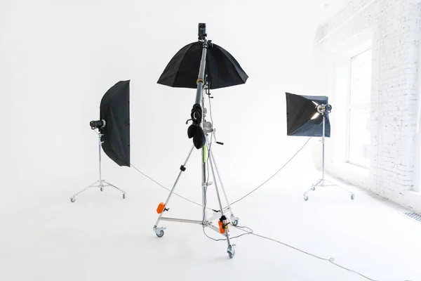 Leeres Fotostudio Mit Beleuchtungsanlage Innenausstattung Des Fotografenarbeitsplatzes Mit Professionellem Werkzeugset — Stockfoto