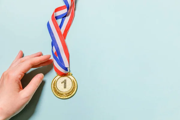 Simply Flat Lay Design Hand Holding Winner Champion Gold Trophy — Stock Photo, Image