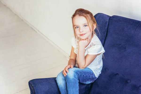 Douce Petite Fille Jean Shirt Blanc Assis Sur Une Chaise — Photo