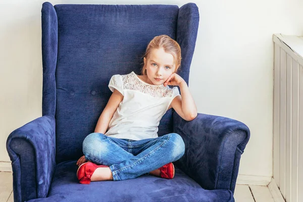 Menina Doce Jeans Camiseta Branca Sentado Cadeira Azul Aconchegante Moderno — Fotografia de Stock