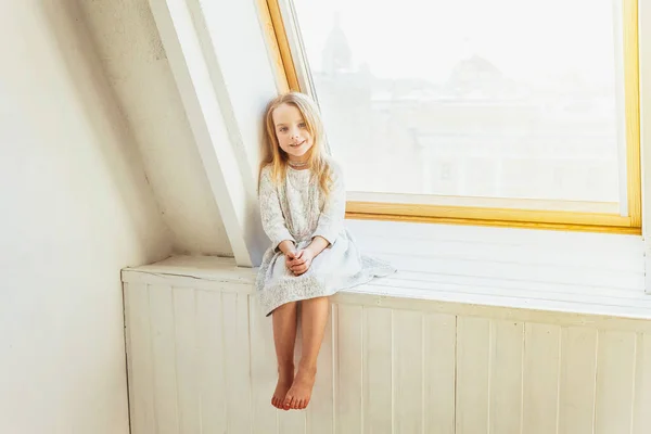 Pequena Menina Sorridente Doce Bonito Vestido Branco Sentado Peitoril Janela — Fotografia de Stock