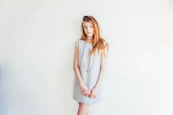 Chica Adolescente Belleza Retrato Joven Adolescente Mujer Vestido Gris Sobre — Foto de Stock