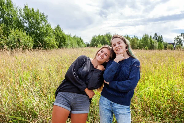 Nyaralás Nyaralás Boldog Emberek Koncepció Csoport Két Lány Barátok Nővérek — Stock Fotó