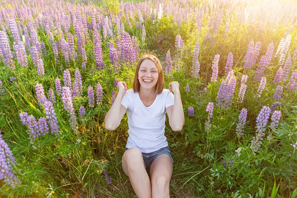 Menina Feliz Sorrindo Livre Linda Jovem Morena Descansando Campo Verão — Fotografia de Stock