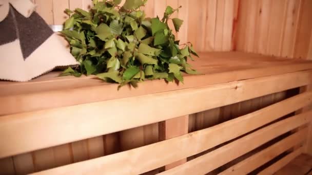 Tradicional antigua casa de baños rusa SPA Concepto. Detalles interiores Sala de vapor de sauna finlandesa con accesorios de sauna tradicionales de fieltro de escoba de abedul. Relajarse pueblo rural concepto de baño. — Vídeo de stock