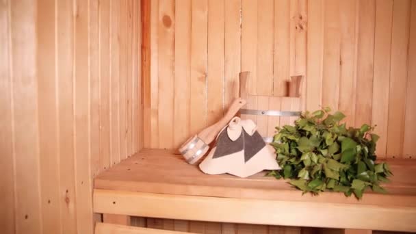 Tradicional velha casa de banho russa SPA Concept. Detalhes do interior sauna finlandesa sala de vapor com acessórios tradicionais sauna bacia bétula colher feltro. Relaxe conceito de banho aldeia rural. — Vídeo de Stock