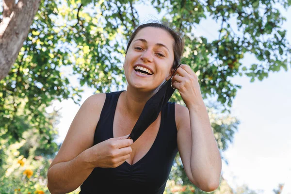 Menina Positiva Feliz Tira Máscara Médica Protetora Rosto Livre Mulher — Fotografia de Stock