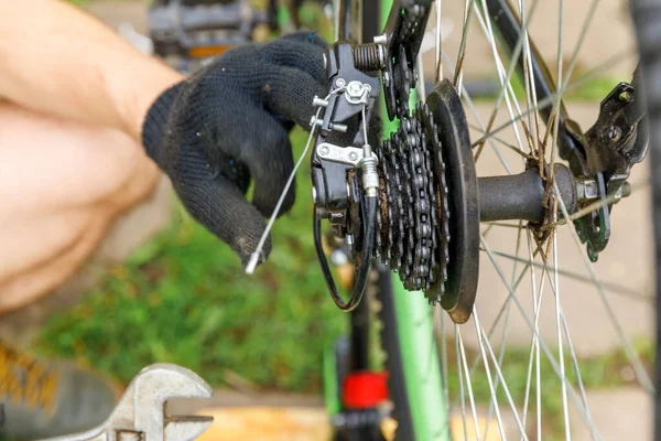 Mechanik Rowerowy Naprawia Rower Warsztacie Naprawy Rowerów Zewnątrz Ręka Rowerzysty — Zdjęcie stockowe