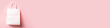 Pembe pastel arka planda izole edilmiş tasarım çantası. İnternetten ya da alışveriş merkezinden alışveriş konsepti. Kara Cuma Noel sezonu indirimi. Düz yatay görünüm kopyalama alanı pankartıName