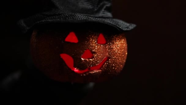 Doce ou travessura conceito. Preparação para a festa de Halloween. engraçado tradicional laranja abóbora jack o lanterna vela monstro com rosto assustador brilhando no fundo preto escuro. Outono outono feliz Halloween. — Vídeo de Stock