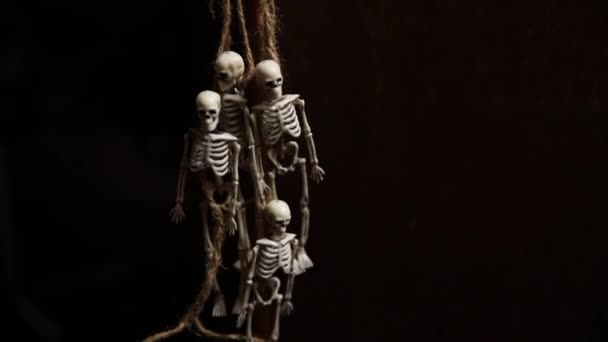 Концепция "Кошелек или жизнь" Подготовка к Хэллоуину. Страшное традиционное украшение скелет монстра со страшным лицом висит на темном черном фоне. Осень осень счастливый Хэллоуин. — стоковое видео