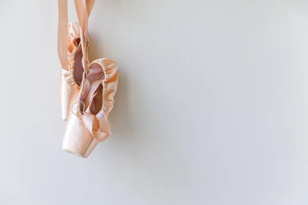 Nuevos Zapatos Ballet Beige Pastel Con Cinta Satén Aislada Sobre — Foto de Stock