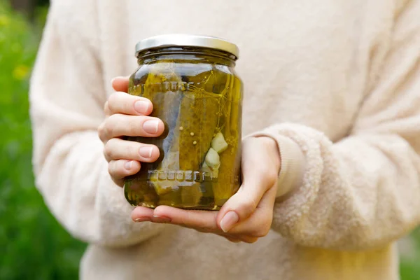 Mujer Ama Casa Mano Sosteniendo Frasco Vidrio Pepinos Escabeche Preparación — Foto de Stock