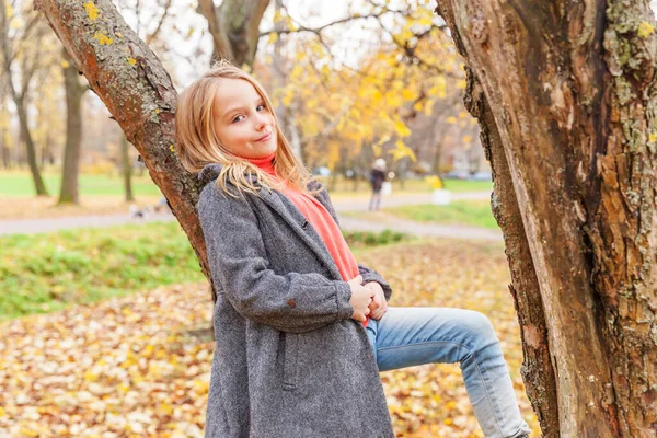 Счастливая Молодая Девушка Улыбается Сидит Дереве Красивом Осеннем Парке Природе — стоковое фото