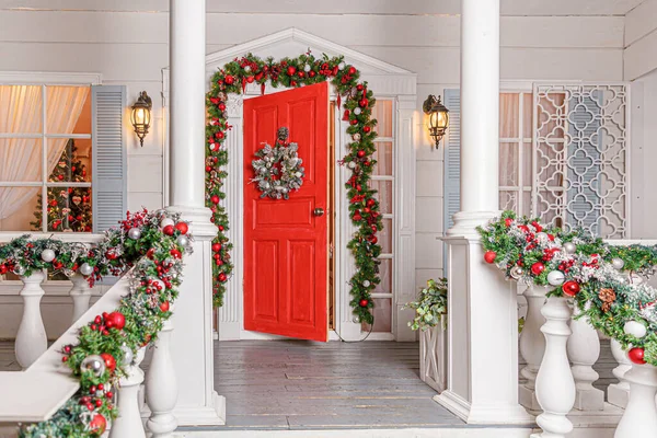 Idéia Decoração Alpendre Natal Entrada Casa Com Porta Vermelha Decorada — Fotografia de Stock