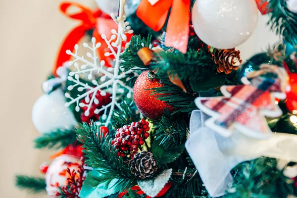 Nuovo Anno Natale Classico Decorato Albero Capodanno Con Decorazioni Ornamento — Foto Stock