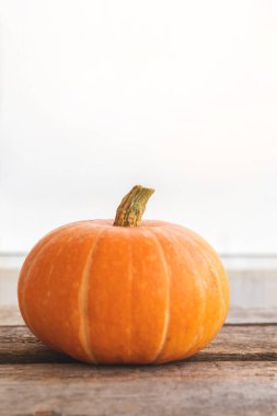 Sonbahar Arkaplanı. Ahşap arka planda doğal sonbahar sonbahar manzaralı balkabağı. İlham verici Ekim ya da Eylül duvar kağıdı. Mevsimlerin değişmesi, olgun organik gıda konsepti. Cadılar Bayramı partisi Şükran Günü