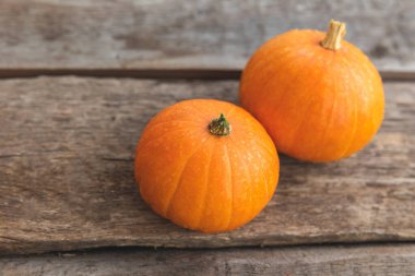 Sonbahar Arkaplanı. Doğal sonbahar sonbahar manzaralı balkabakları ahşap arka planda. İlham verici Ekim ya da Eylül duvar kağıdı. Mevsimlerin değişimi olgun organik gıda konsepti. Cadılar Bayramı partisi Şükran Günü