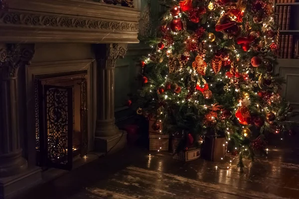 Clásico Navidad Año Nuevo Decorado Chimenea Habitación Interior Árbol Año —  Fotos de Stock