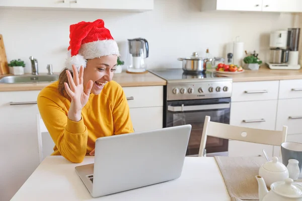 Lächelndes Mädchen Mit Weihnachtsmütze Winkt Familie Webcam Frau Mit Laptop — Stockfoto