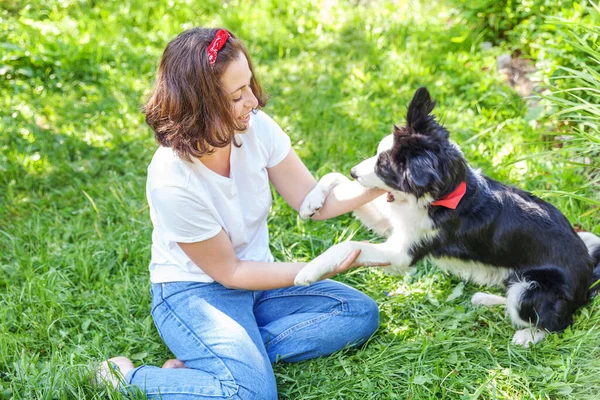 Lachende Jonge Aantrekkelijke Vrouw Spelen Met Schattige Puppy Hond Grens — Stockfoto