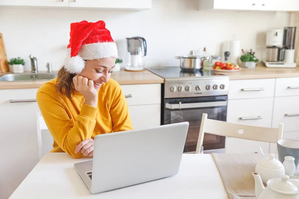 Lächelndes Mädchen Mit Weihnachtsmütze Das Webcam Die Familie Anruft Frau — Stockfoto