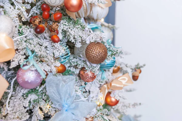 Klasický Vánoční Nový Rok Zdobený Nový Rok Stromeček Stříbrnými Bílými — Stock fotografie
