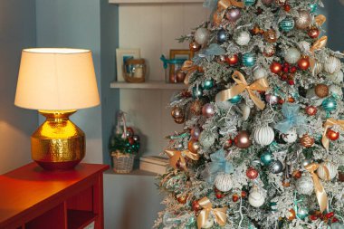 Klasik Noel yılbaşı ağacı gümüş ve beyaz süsleme oyuncakları ve balo ile süslenmiş. Modern klasik stil iç tasarım dairesi. Evde Noel arifesi