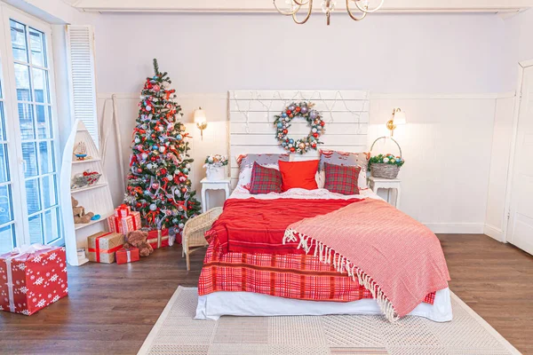 Quarto Interior Clássico Com Árvore Natal Decorações Vermelhas Brancas Tradicionais — Fotografia de Stock