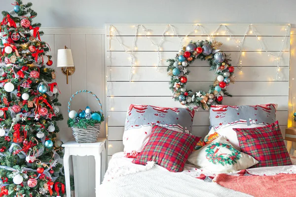 クリスマスツリーと伝統的な白の赤の装飾が施された古典的なインテリアルーム モダンなきれいな白の古典的なスタイルのインテリアデザインのアパートのベッドルーム 家でクリスマスの前夜 ミニマリストホームデザイン — ストック写真