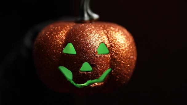 Csokit vagy csalunk. Felkészülés a Halloween partira. Vicces hagyományos narancs tök jack o lámpás gyertya szörny ijesztő arc világít sötét fekete háttér. Ősz ősz boldog Halloween. — Stock videók