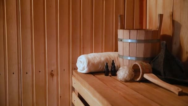 Tradicional antigua casa de baños rusa SPA Concepto. Detalles interiores Sala de vapor sauna finlandesa con accesorios de sauna tradicionales conjunto toalla de lavabo aroma aceite cucharada fieltro. Relajarse pueblo rural concepto de baño. — Vídeo de stock