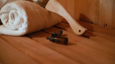 Geleneksel eski Rus hamamı SPA konsepti. Finlandiya sauna saunasında geleneksel sauna aksesuarları ve havlu yağı kepçesi kullanılmış. Rahatlayın köy banyosu konsepti.