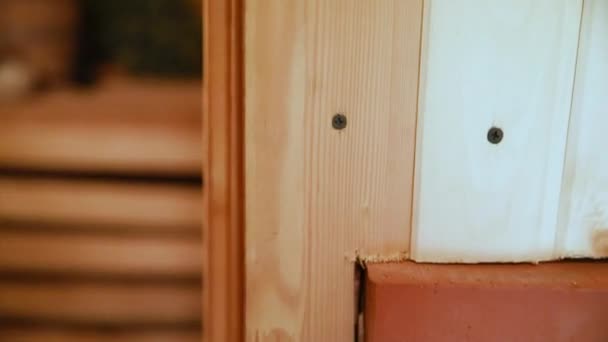 Tradiční stará ruská lázeňská koncepce lázní. Detail interiéru Finská sauna parní saunová místnost s tradičním saunovým příslušenstvím set birch broom towel aroma oil. Relax country vesnice lázně koncept. — Stock video