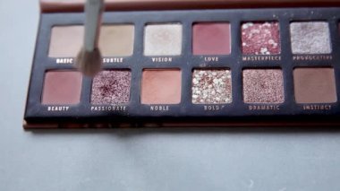 Fırça makyaj için çıplak göz farı sağlar, makro yakın çekim için. Makyaj malzemeleri ve kozmetik paleti. Sabah rutin makyaj sürecinin detayları. Dekoratif kozmetik.