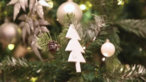 Albero di Natale decorato classico Anno nuovo. Albero di Natale con decorazioni in bianco e argento, ornamenti giocattolo e palla. Moderno appartamento di design d'interni in stile classico. Vigilia di Natale a casa. — Video Stock