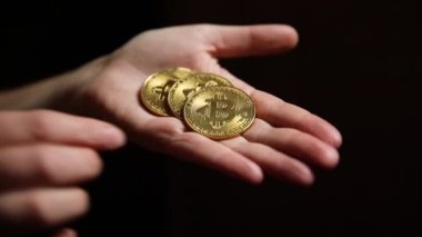 Kadın elinde kripto altın Bitcoin ile arka planda duruyor. İnternet bankacılığı ve uluslararası ağ ödemeleri için elektronik sanal para. Şifreli sanal para biriminin sembolü. Madencilik kavramı.