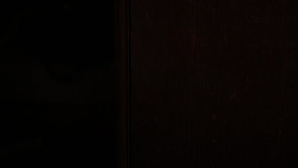 トリック・アンド・トリートの概念。ハロウィンパーティーの準備。ダークブラックの背景に輝く恐ろしい顔を持つ面白い伝統的なオレンジのカボチャのジャック・オランタンキャンドルモンスター。秋の幸せハロウィン. — ストック動画