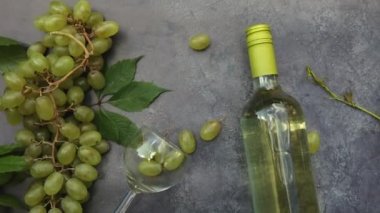 Beyaz şarap, yeşil şarap, şarap kadehi ve olgun üzümlü eskimiş taş masa arkaplanı. Şarap dükkanı şarap dükkanı ya da şarap tatma konsepti.