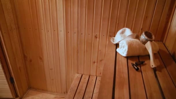 Tradycyjna, stara rosyjska łaźnia SPA Concept. Szczegóły wnętrza sauna fińska łaźnia parowa z tradycyjnymi akcesoriami do sauny zestaw ręcznikowy zapach oleju gałka filcu. Relaks kraju wieś kąpiel koncepcja. — Wideo stockowe