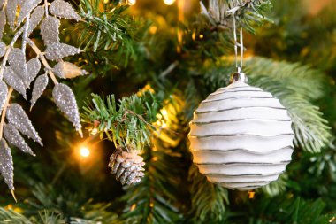 Klasik Noel süslemeli yılbaşı ağacı. Noel ağacı, gümüş süslemeler, süsler, oyuncak ve top. Modern klasik stil iç tasarım dairesi. Evde Noel arifesi