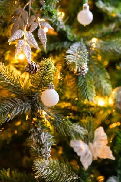 Klassieke Kerstversiering Nieuwjaarsboom Kerstboom Met Wite Zilveren Decoraties Ornamenten Speelgoed — Stockfoto