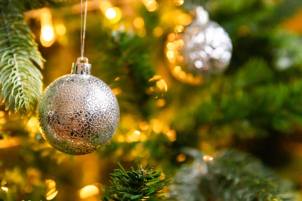 Klassieke Kerstversiering Nieuwjaarsboom Kerstboom Met Wite Zilveren Decoraties Ornamenten Speelgoed — Stockfoto