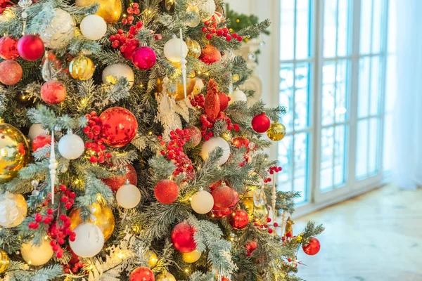 Klassieke Kerst Nieuwjaar Versierd Nieuwjaar Boom Met Rood Wit Ornament — Stockfoto