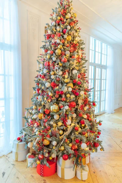 经典的圣诞新年装饰圣诞树用红白装饰玩具和球装饰 现代古典风格室内设计公寓 平安夜在家里 — 图库照片